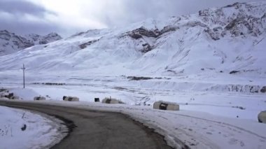 Kışları karla dolu spiti yollarının solunu çevirin.