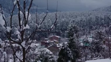 Taze bir kar yağışı sonrası güzel görünen küçük bir Hint köyü. 