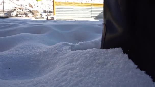 Низькорівнева перспектива жінки, що ходить по снігу в піжамі, малахітні призи — стокове відео