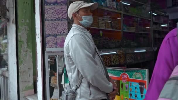 A man shopping for essential during times of corona virus with face mask on — Stock Video