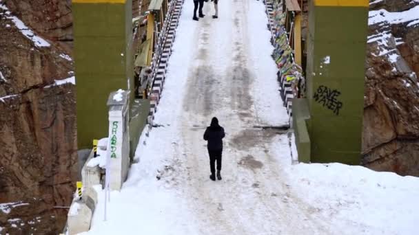 Kippaufnahme der Chicham-Brücke mit Menschen, die auf der Brücke genießen — Stockvideo