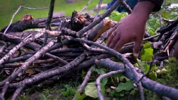 Hombre rompiendo pequeñas leña en pedazos usando sus manos en el bosque — Vídeos de Stock