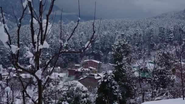 Een klein Indiaas dorp ziet er prachtig uit net na een verse sneeuwval — Stockvideo