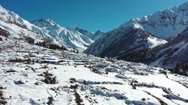 Kış boyunca Himachal Pradesh 'in güzel manzaralarının havadan görünüşü, Chitkul