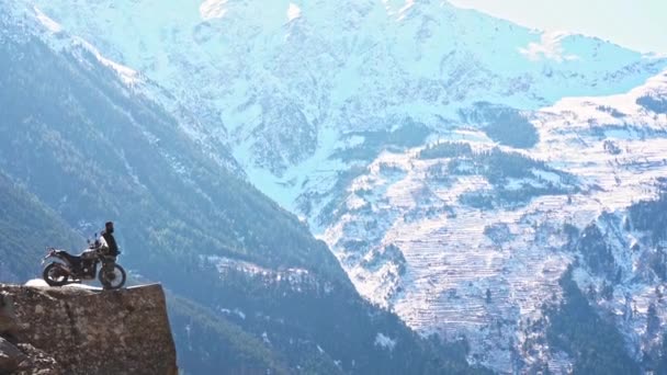 Een man staat met zijn fiets en rookt aan de rand van de klif op zelfmoord punt, kalpa, himachal pradesh — Stockvideo