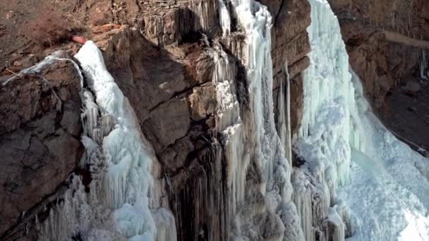 Tilt down shot of a frozen waterfall in spiti during winters — Vídeos de Stock