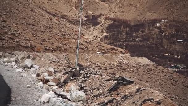Een reiziger afkomstig van een afstand op een schilderachtige bergweg in spiti, himachal pradesh — Stockvideo