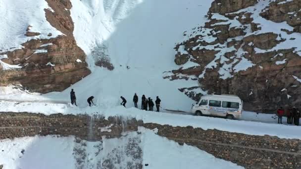 Eine Gruppe von Reisenden räumt Straßensperren, indem sie Schnee von gefährlichen Straßen von Spiti befreit — Stockvideo