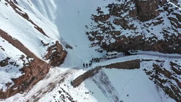 Luftaufnahme einer Reisegruppe, die wegen Schneeblockade in der Mitte feststeckt und schneebedeckte Straßen freigibt — Stockvideo