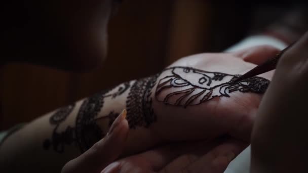 Mulher Mehendi Artista Pintura Henna Na Mão Na Cidade De Agra, Índia. - Tiro de ângulo alto — Vídeo de Stock