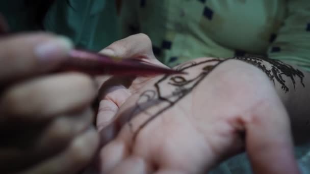 Lady Artist tatoeëren van de palm van een jong meisje in Agra City, staat Uttar Pradesh, India. - Sluiten. — Stockvideo