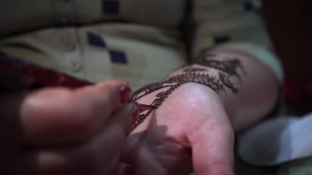 Application de tatouage au henné sur la paume des femmes, art décoratif traditionnel indien dans l'État d'Agra City de l'Uttar Pradesh. - Plan rapproché — Video