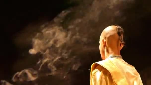 Back-shot indyjskiego Yogi wykonującego Ganga Aarti w Varanasi, Indie — Wideo stockowe