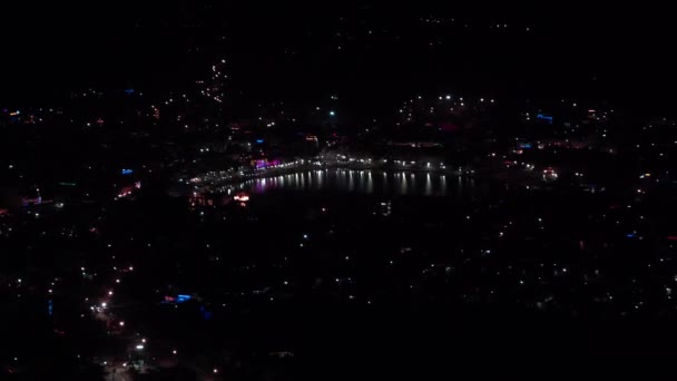 Rack focus at night light of the city in Pushkar, rajasthan — стоковое видео