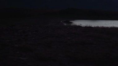 Güzel ikizler doğal olarak Himalaya Gölü 'nü oluşturdu. Alacakaranlık sırasında Spiti Vadisi.
