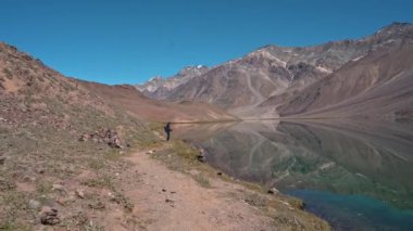 Kamera Chandratal Gölü, Spiti Vadisi 'nde duran bir adama doğru ilerliyor.