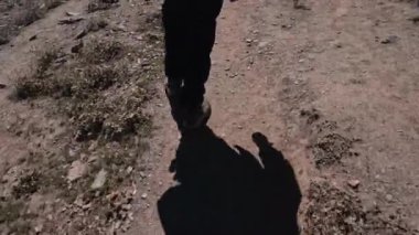 Himachal, Spiti 'de dağdan inen bir adamın ayak izlerini takip ediyor.