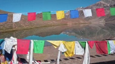 Chadratal Gölü 'nde, Spiti Vadisi' nde kocaman bir Himalaya Gölü 'nün yanlardan çekimleri.