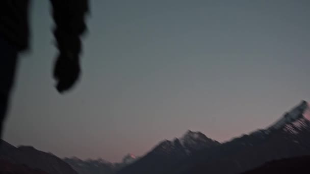 Silhouette eines Mannes, der in der Ferne mit Bergen im Hintergrund im Spiti-Tal steht — Stockvideo