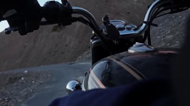 Radfahren auf unwegsamem Terrain von Spiti, Bike POV mit Kraftstofftank, Offroad — Stockvideo