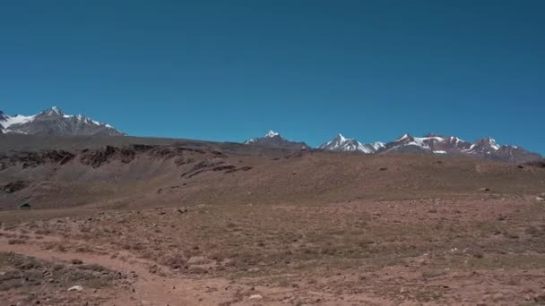 Een jonge aziatische jongen die naar de bergen kijkt, Groot reservaat, Kijkend in Spiti, Himachal — Stockvideo