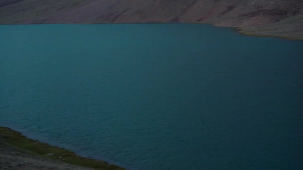 Der unberührte, kristallklare Himalaya-See, Chandratal-See, Spiti-Tal, Pan Right — Stockvideo