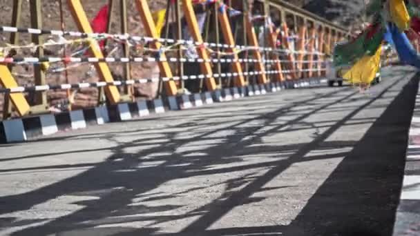 Vista a livello del suolo dell'auto che passa dall'Asia ponte più alto, chicham, valle degli spiti — Video Stock