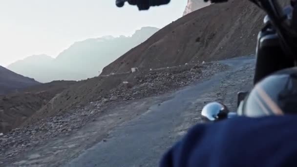 Radfahren auf unwegsamem Terrain von Spiti, Bike POV mit Kraftstofftank, Offroad — Stockvideo