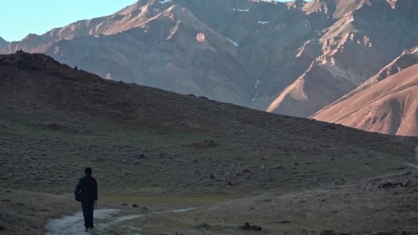Silhouette eines Mannes, der den Berg am Chandratal-See im Spiti-Tal hinuntergeht — Stockvideo