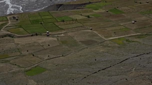 Schwenk von grünen Feldern zu Bergen im Spiti-Tal — Stockvideo