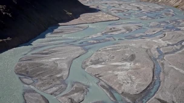 Een prachtige vallei met rivier kruising bij Spiti vallei. Omhoog. — Stockvideo