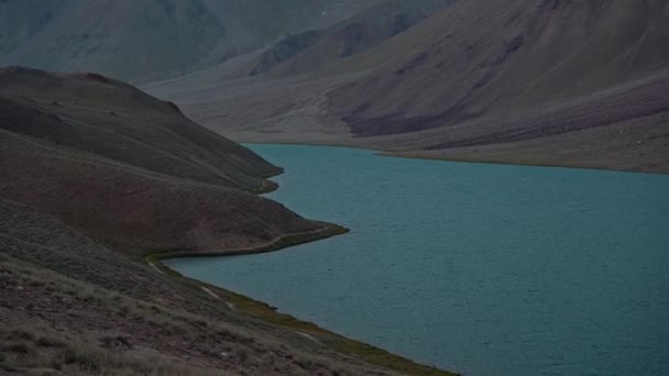 El prístino lago de aguas cristalinas del Himalaya, lago Chandratal, spiti valle, Pan Right — Vídeos de Stock
