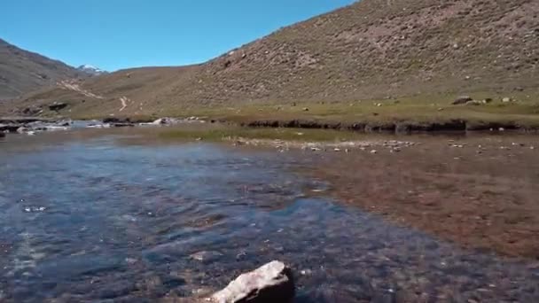 Einzigartige Bodenaufnahme eines fließenden Flusses in Chandratal Lake, Spiti Valley — Stockvideo