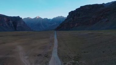 Spiti Vadisi 'ndeki Himalaya yolunun ters hareket eden görüntüsü, Himachal Pradesh.