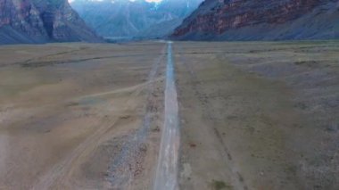 Himalaya yolunun Spiti Vadisi 'ndeki hava hareketli çekimi, Himachal Pradesh, hızlı çekim. 