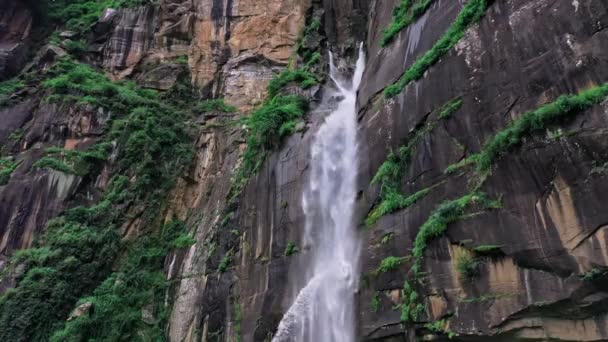 Flygfoto över ett stort vattenfall med rent vatten som rinner ner under monsunen vid Jogini Vattenfall, Manali, Himachal, Indien, Tilt Down — Stockvideo