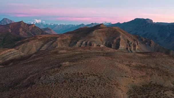 Luchtfoto van een prachtige zonsopgang tinten over besneeuwde bergen in spiti vallei, Going Down — Stockvideo