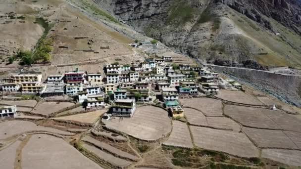 Luchtfoto nadert van een klein afgelegen Himalaya dorp in Mudh Village, Spiti, Himachal — Stockvideo