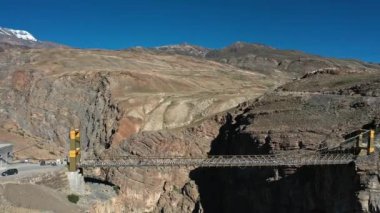 Asya 'nın en yüksek köprüsünün hava görüntüsü, spiti' deki chicham köprüsü, himachal pradesh, aşağı eğil, yukarı çıkıyor. 