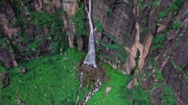 Muson yağmurları sırasında Jogini Şelaleleri, Manali, Himachal, Hindistan 'da akan temiz suyla dolu büyük bir şelalenin havadan görünüşü yukarı bakıyor. 