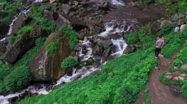 Muson yağmurları sırasında Jogini Şelaleleri, Manali, Himachal, Hindistan, Tilt Down 'da akan temiz suyla dolu büyük bir şelalenin havadan görünüşü. 