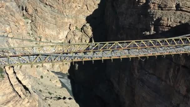 Letecký záběr asiás nejvyšší most, chicham khaas, spiti údolí, zblízka, levý snímek — Stock video