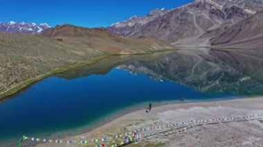 Chandratal Gölü 'nün, Spiti Vadisi' nin, Ay Gölü 'nün güzel havadan çekilmiş görüntüsü.