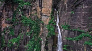 Muson yağmurları sırasında Jogini Şelaleleri, Manali, Himachal, Hindistan ve Desending Shot 'ta akan temiz suyla büyük bir şelalenin havadan görüntüsü. 