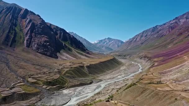 Luchtfoto van pin vallei nationaal park met kleurrijke tinten op bergen en Pin rivier stroomt — Stockvideo