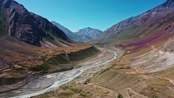 Flygfoto av pin valley nationalpark med färgglada nyanser på bergen och Pin floden rinner — Stockvideo