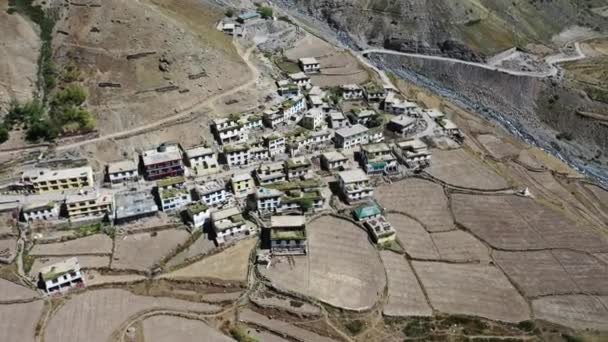 Letecký kruhový záběr malé odlehlé himálajské vesnice v bahenní vesnici, Spiti, Himachal — Stock video