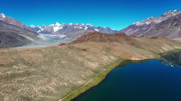 Luftaufnahme zeigt Berge, Gletscher und Fluss im Hintergrund des Chandratal-Sees, Spiti-Tal — Stockvideo