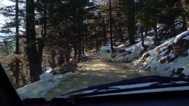 Caravana en un pintoresco camino de montaña en el valle kinnuar de himachal pradesh — Vídeos de Stock