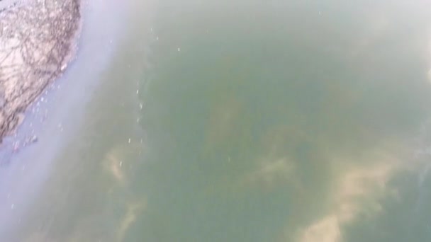 Aerial shot of Polluted Yamuna River flowing in Agra , Uttar Pradesh , Tilt Up Shot — Stock Video